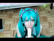卡哇伊嫩妹子COSPLAY初音妹妹，叉开双腿玩炮机，妹子的逼逼真嫩，标准无毛白虎逼