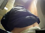 坐盗市最新流出酒店女厕偷拍有两个妹子很拽站在厕兜嘘嘘