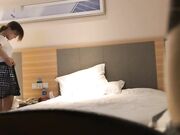 约隔壁师范大学看上去很嫩的96年美女酒店服务 男的太猛操完第一次妹子已经受不了