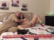 欢乐的假期继父杰拉活泼的女儿购买了崭新的振动棒