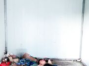 剧情演绎风骚小少妇户外勾搭路人激情啪啪解渴 全程露脸路边简易房内开干