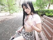 勾引公园溜冰荡妇在金钱和大鸡巴的诱惑下出卖自己的粉嫩骚逼