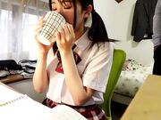 脸上露出恍惚的表情 成熟的媚肉接受着儿子的精液 1