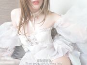 绝美小姨子偷穿姐姐仙女裙被抓包 与姐夫初尝禁果 插着玩具丝袜足交 爆冲小穴灌满精液