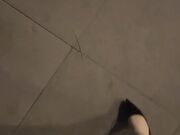 公厕偷腥无套插穴没忍住把精液全部射在骚逼里 玩的太刺激了快结束时突然外面有人进来吓死了