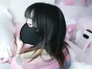 趁性瘾女友打游戏的时候干她 却被她榨干了精液