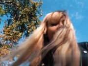 白嫩的女友被大肉棒顶起来抽插整个人都感觉起飞了一样