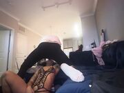 我给发型师用大鸡巴和精液付款骚逼看起来非常满意