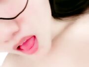 眼镜骚货小鱼干 肉感身材开档丝袜 收费房操逼 抓吊舌头狂舔 怼入骚穴一顿操