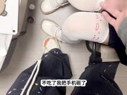 女儿闺蜜被我用裸照威胁再次狂插她骚逼，我扶着她的腰往后一拉，鸡巴直接插进了她淫水泛滥的小逼