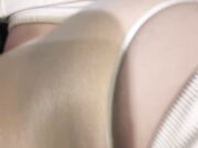 约炮网络女主播，刷了三个嘉年华约出来见面，一边舔我鸡巴，一边问我要礼物，车震被我操的喷我一车淫水