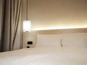 近距离拍摄口交摸逼特写，上位骑乘抽插猛操呻吟