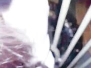 妹妹和妈妈吵架离家出走 半夜找到气得我直接把她按在户外滑滑梯上狂操嫩穴