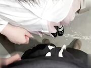 父亲和女儿在楼道寻刺激野战突然楼道门被打开漏出一个头吓得两人没穿裤子就跑了