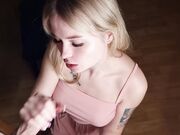 她的男朋友和他最好的朋友在家里