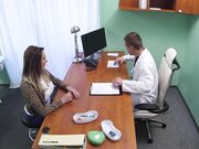 来自英国的大胸部访问捷克医院并乱搞医生