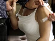 大家轮流操逼让骚货源源不断的抽插中高潮颤抖