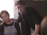 继父在母亲怀孕后无法满足性欲1