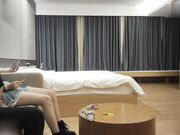 一个娇小可爱的小萝莉，刚下海什么都不会，重在听话让干嘛就干嘛，直接抱起来干她