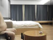 一个娇小可爱的小萝莉，刚下海什么都不会，重在听话让干嘛就干嘛，直接抱起来干她