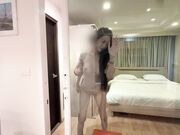 极品粉嫩包臀眼睛妹，一转身的弧度令人心跳加速