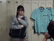 偶像级JK女生的惯偷被店长我逮住了1