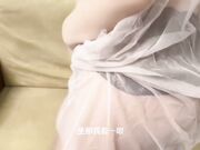 帮忙试穿情趣内衣边夸赞她好看边对着她摸鸡巴让她口爆无套后入内射一屁股