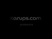 泳池里快乐的苗条少女