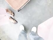 大长腿女儿 阳台给打扫卫生的女儿按摩 色色的精油肉体 情趣内裤鲜美的小穴