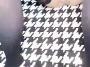 前脚刚出门 我就拿着震动棒玩弄她的骚逼 我插的越狠她的淫水就越多