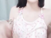 勾人小妖精被擒住双腿塞入肉棒 一览了校花嫩妹爱爱时娇羞小淫娃模样