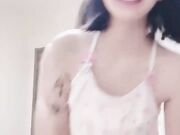 勾人小妖精被擒住双腿塞入肉棒 一览了校花嫩妹爱爱时娇羞小淫娃模样