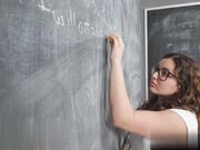 课堂上最好的口活吞精火辣的宝贝学生吸吮鸡巴榨精