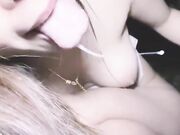 美少妇深夜勾搭摩的小伙小区野战 撩下内衣揉奶子吃屌 一字马野战中途来人