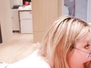 第一次戴眼镜色色好大的鸡巴巴被抽插