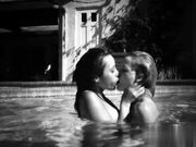 假阳具女同性恋性爱变成了享受大鸡巴的狂欢