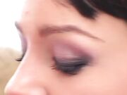 一位有魅力的苗条的棕发女性 经常在性爱时被大鸡巴射精