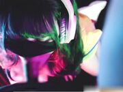 沉迷游戏的少女被爸爸的大鸡巴狠狠体罚