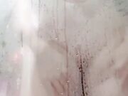 刚成年的妹妹假期在家洗澡 门口打飞机太难受直接冲进厕所 无视爸妈在家