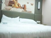 刚从拘留所出来的探花老司机酒店约炮酒吧兼职外围骚妇穿着开裆黑丝