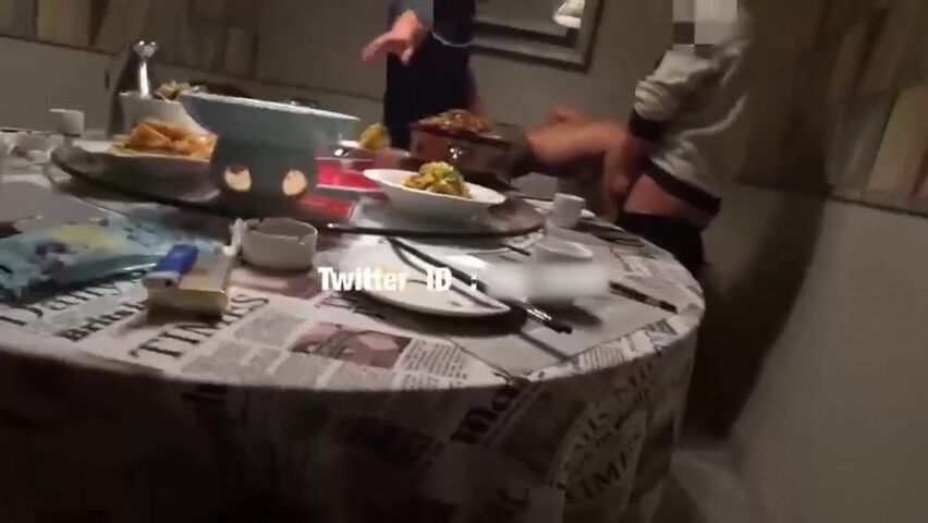 绿帽群P流出 约好友们吃饭 包房里扒光淫妻轮操