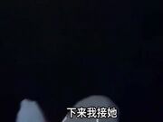 接妹妹放学 在学校大门口的石凳上扒光开操 强制内射