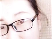 “我快高潮了哥哥”白肤眼镜少妇外表看起来很良家但骨子里很骚与炮友大白天车震直播操的很激情对白淫荡