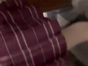 稚嫩单纯的女孩被同学骗到家里喝酒 在迷糊中被强行插入破处