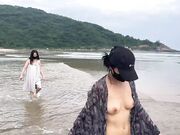 炎炎夏日一起在沙滩露出释放淫荡本能