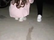 两个骚女晚上户外被调教 没穿内裤翘起屁股求插入