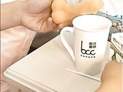 胸大性感的美女豆芽姐晚上喝醉酒误闯隔壁陌生男邻居家倒在床上