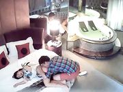 学院附近青年学生情侣开房造爱让人羡慕激情舌吻互抠浴缸内操逼回床猛干冲刺