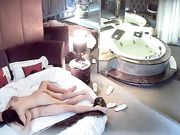 学院附近青年学生情侣开房造爱让人羡慕激情舌吻互抠浴缸内操逼回床猛干冲刺