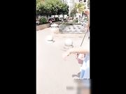 方言对白戏精网红刘婷精彩演绎街头被债主逮着没有钱换睡一觉抵债对白精彩720P高清无水印